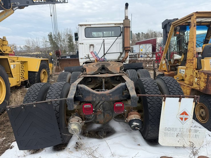 #1117-•-volvo-whitegmc-day-cab-truck-tractor-image-4