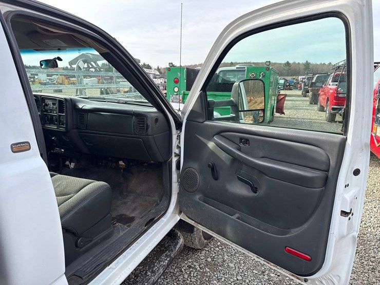 2005-chevrolet-3500-image-26