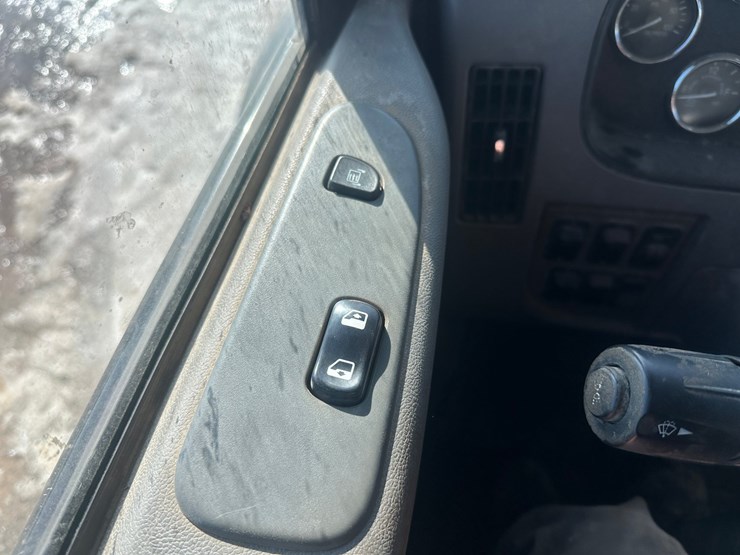 2015-peterbilt-337-image-26