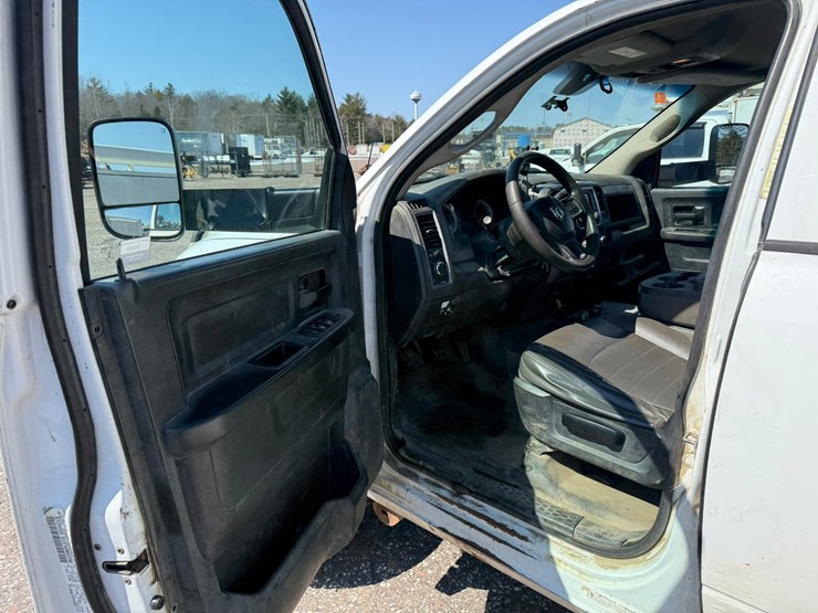 #1062-•-2015-ram-5500-heavy-duty-service-truck-image-27