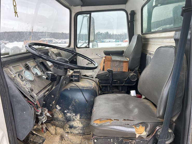 1990-ford-l9000-image-42