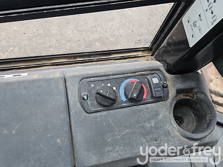 2012-caterpillar-d5k2-xl-image-29