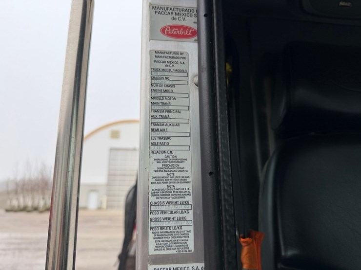 #1360-•-2019-peterbilt-pb520-side-load-garbage-truck-image-70