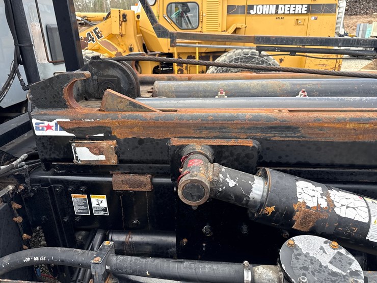 2016-massey-ferguson-8-image-33