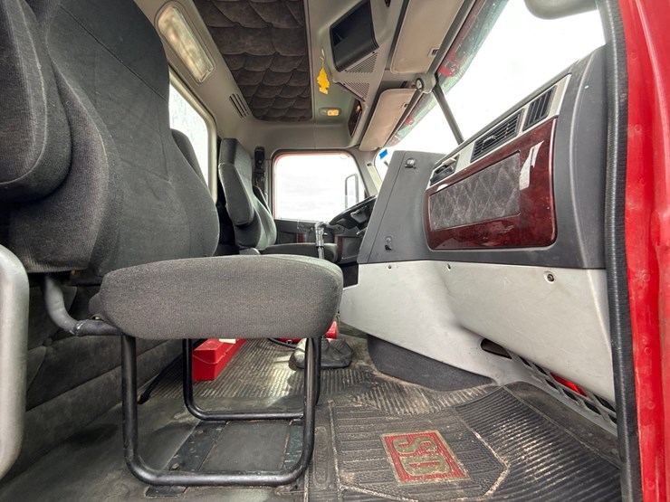 2018-freightliner-122sd-image-57