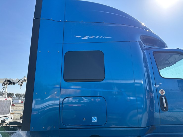 #2199-•-2020-international-a26-sleeper-cab-truck-tractor-image-13