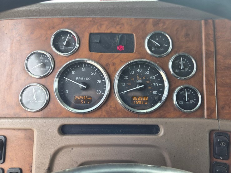 2007-peterbilt-579-image-68