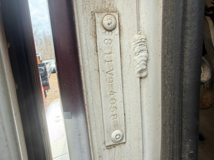 #1117-•-volvo-whitegmc-day-cab-truck-tractor-image-89