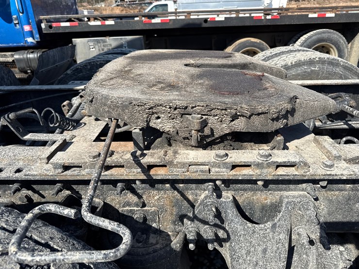 #2199-•-2020-international-a26-sleeper-cab-truck-tractor-image-28