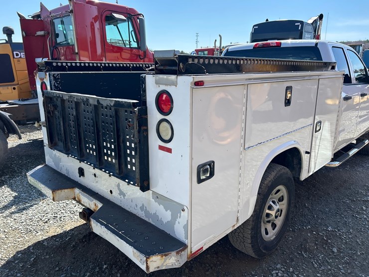 2018-chevrolet-3500-image-16