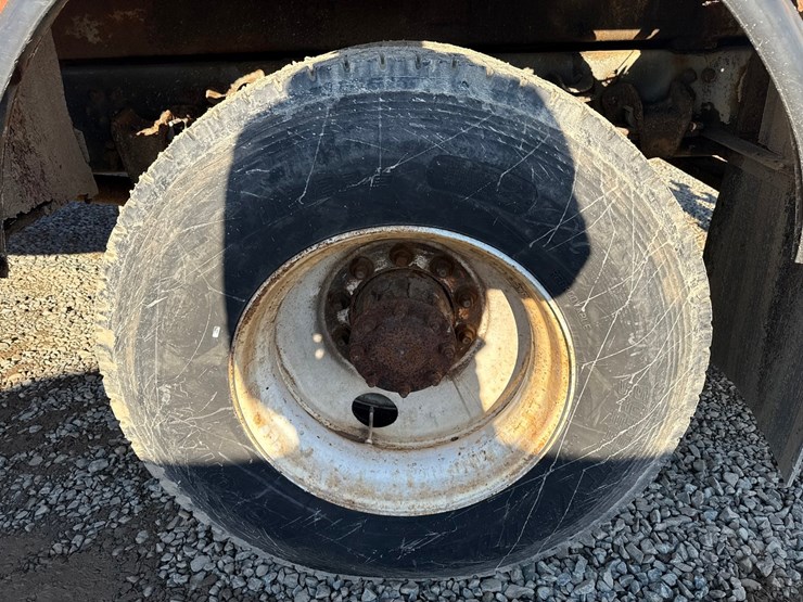 1998-freightliner-fl70-image-69