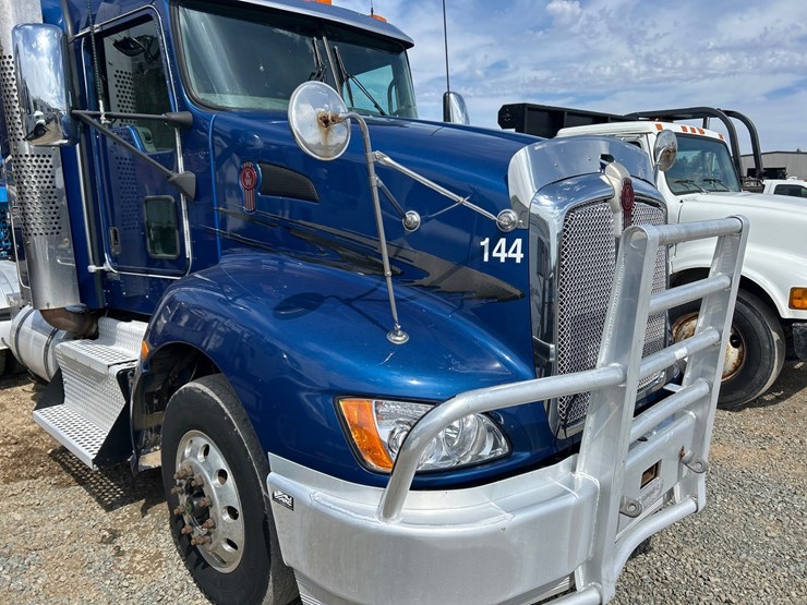 2017-kenworth-t660-image-10