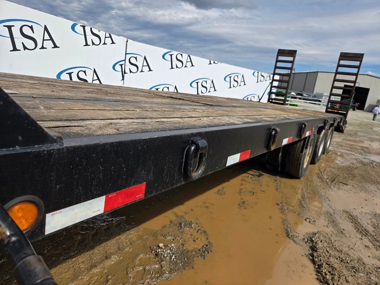 2013-massey-ferguson-8-image-14