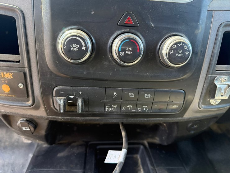 #1064-•-2015-ram-5500-heavy-duty-service-truck-image-26