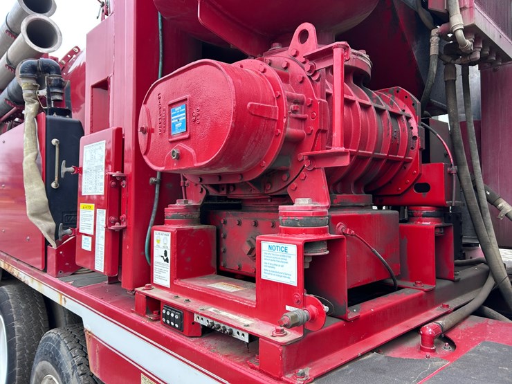 #1690-•-2013-international-7500-6x4-hydro-excavation-truck-image-51