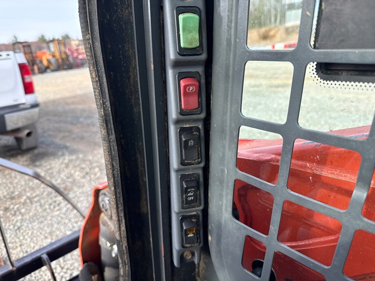 kubota-ssv65-image-35