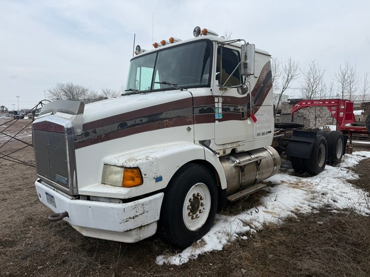 #1117-•-volvo-whitegmc-day-cab-truck-tractor-image-1