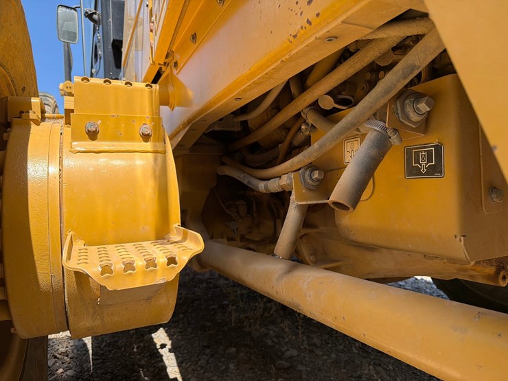 2018-caterpillar-12m3-image-32