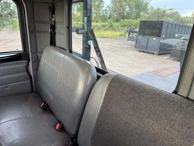 2003-peterbilt-330-image-50