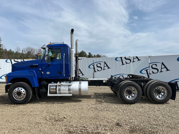 2019-massey-ferguson-8-image-2