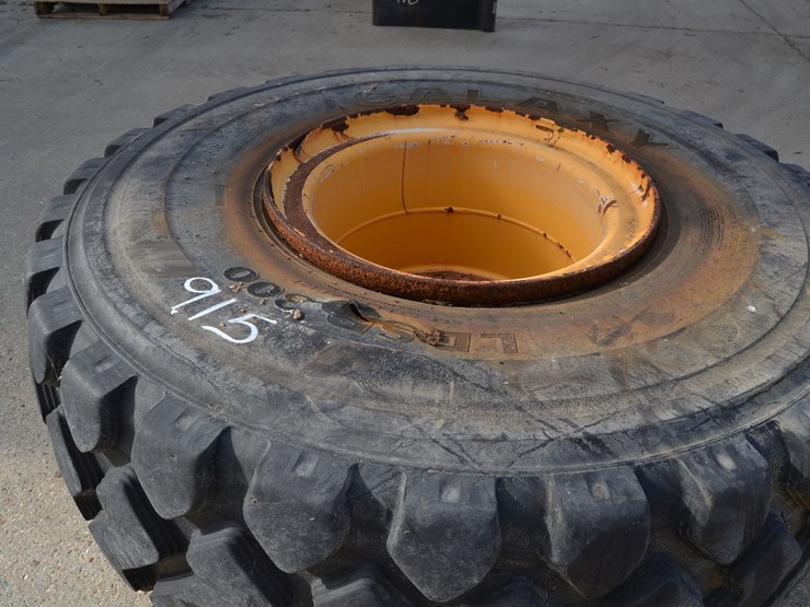 (1)-new-26.5r25-tire-&-(1)-used-26.5r25-tire-on-volvo-laoder-image-3