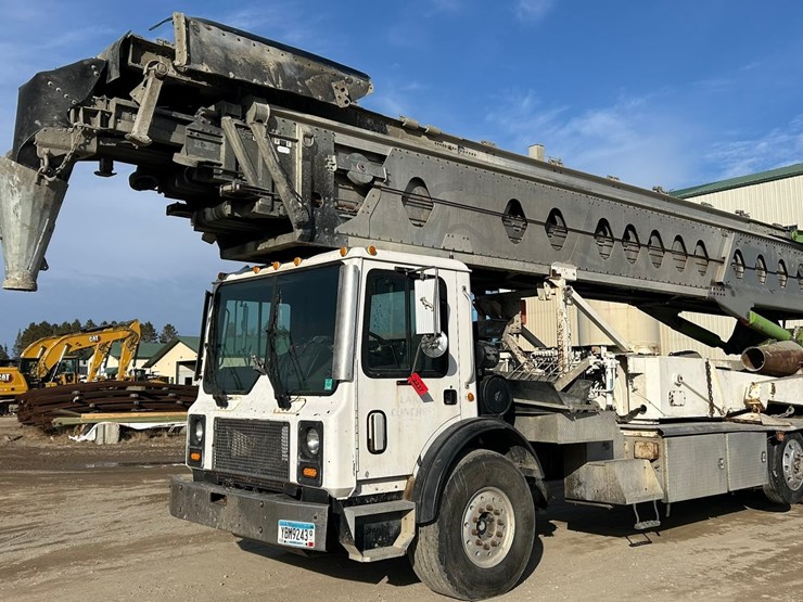 #2237-•-2006-mack-tri-axle-concrete-placement-truck-image-1