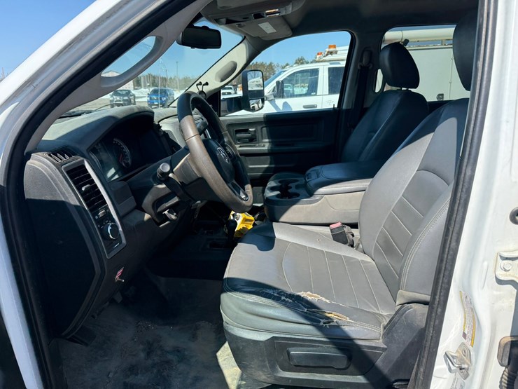 #1060-•-2015-ram-5500-heavy-duty-service-truck-image-32