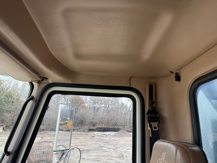 #1049-•-2005-mack-granite-tri-axle-dump-image-45