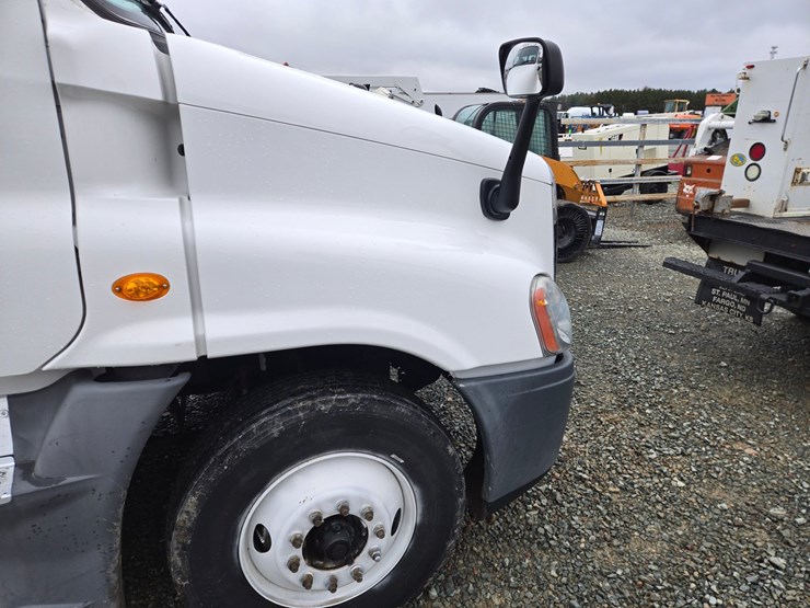 2016-freightliner-cascadia-125-image-12