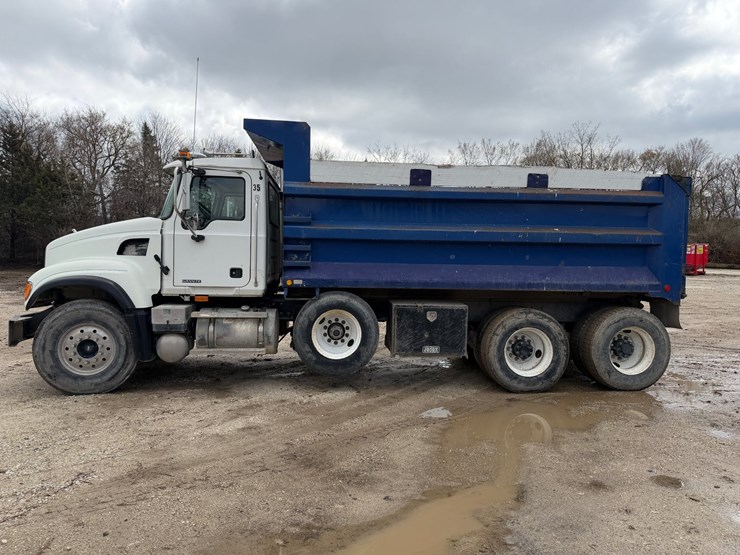 #1049-•-2005-mack-granite-tri-axle-dump-image-2