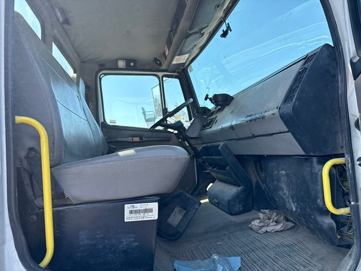 2002-freightliner-fl80-image-48