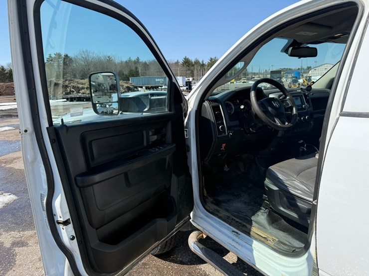 #1064-•-2015-ram-5500-heavy-duty-service-truck-image-22