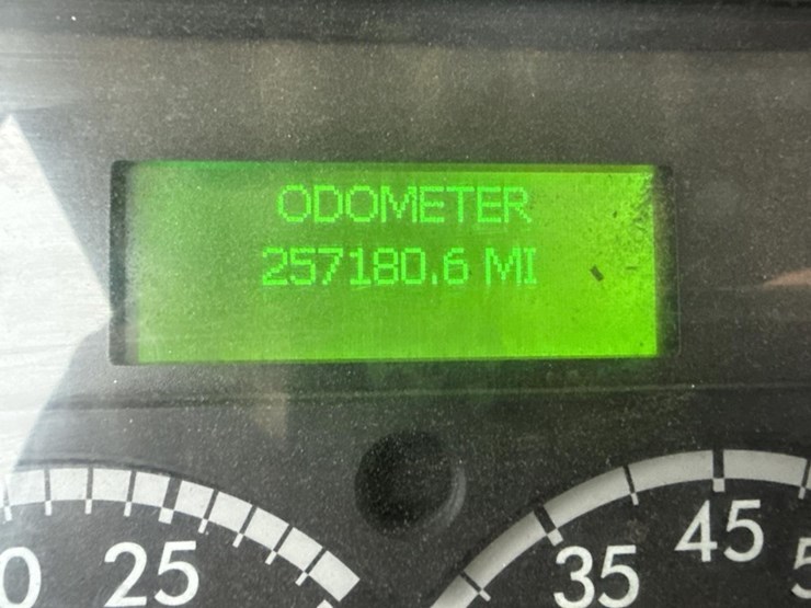 2016-massey-ferguson-8-image-45