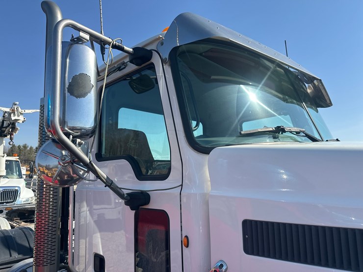 2014-massey-ferguson-8-image-49