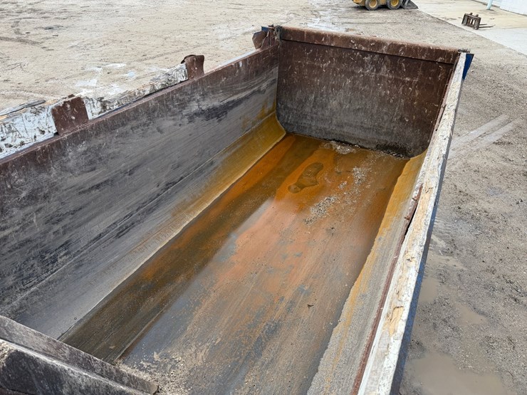 #1049-•-2005-mack-granite-tri-axle-dump-image-32