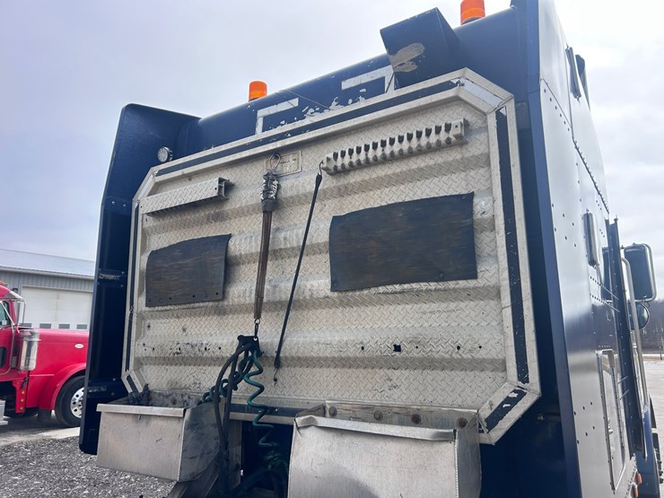 2000-peterbilt-379-image-32
