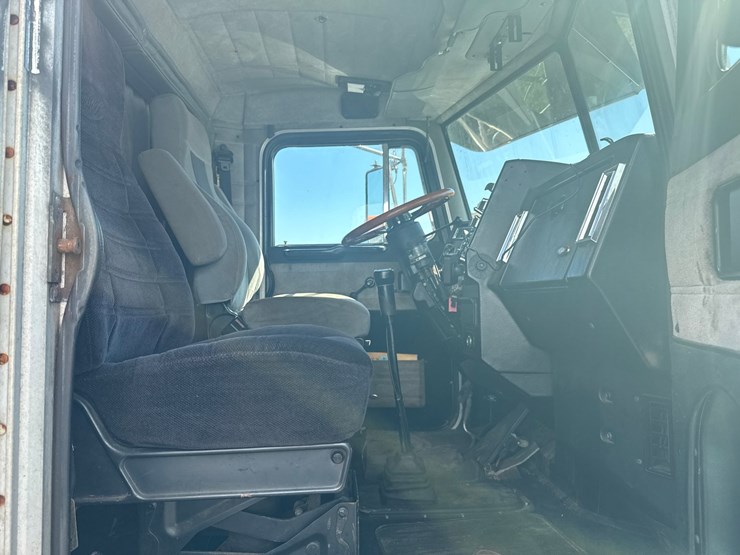 1994-peterbilt-359-image-52