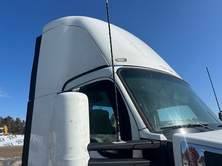 2017-kenworth-t680-image-13