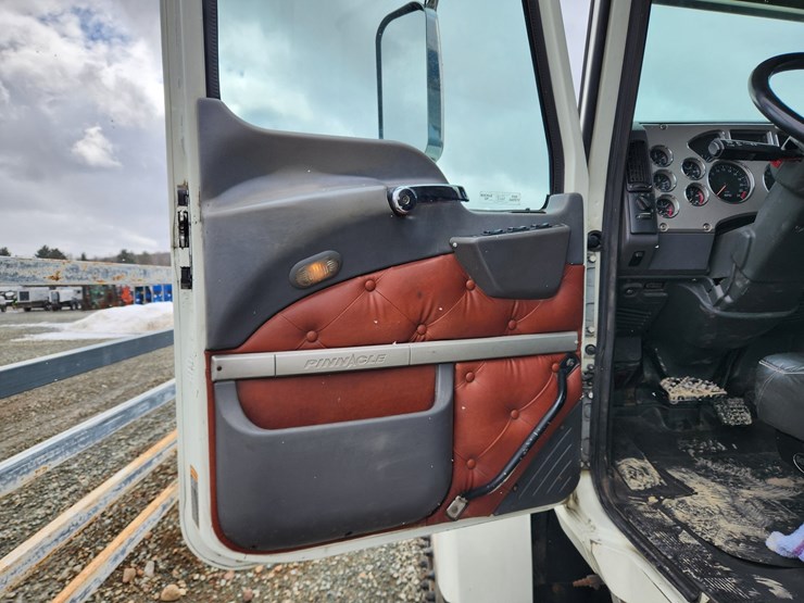 2014-massey-ferguson-8-image-30