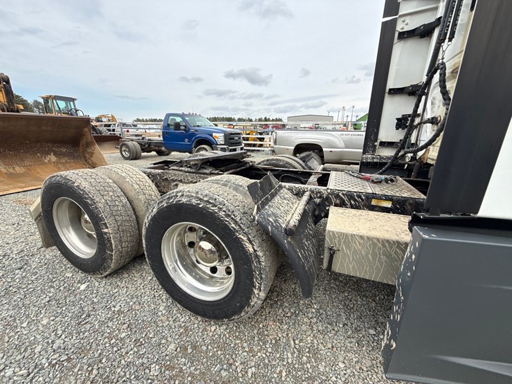 2016-massey-ferguson-8-image-32