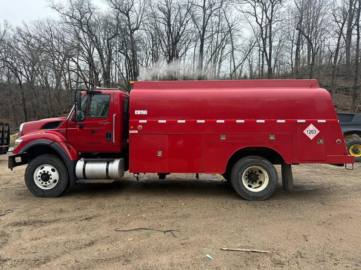 2012-international-7400-image-2