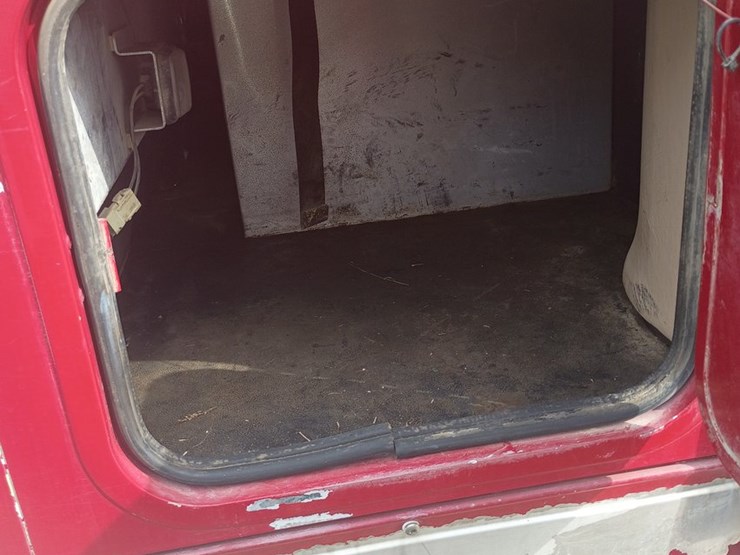 2012-massey-ferguson-8-image-16