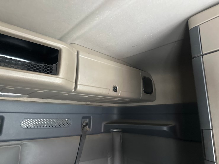 2017-massey-ferguson-8-image-48