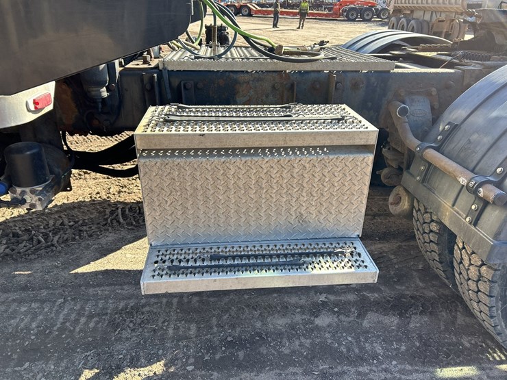 2005-peterbilt-379-image-34