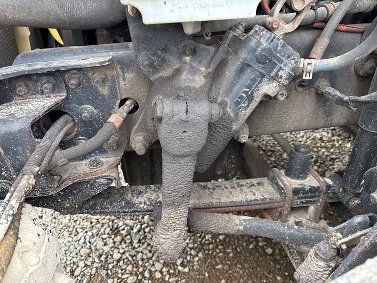 2016-massey-ferguson-8-image-11