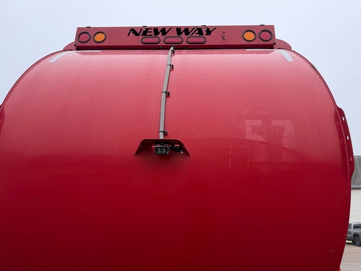 #1360-•-2019-peterbilt-pb520-side-load-garbage-truck-image-30