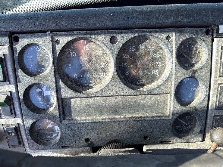 1998-freightliner-fl70-image-64