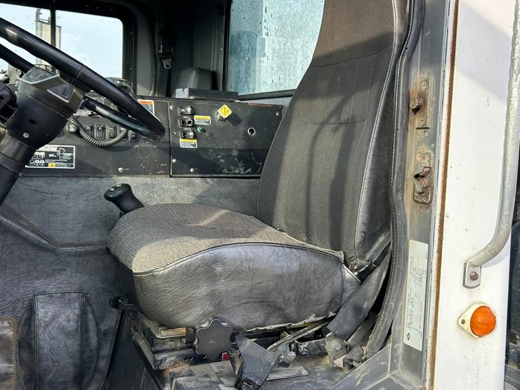 #2237-•-2006-mack-tri-axle-concrete-placement-truck-image-66