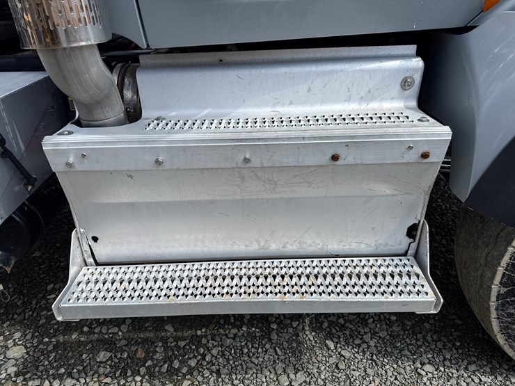 2016-massey-ferguson-8-image-65