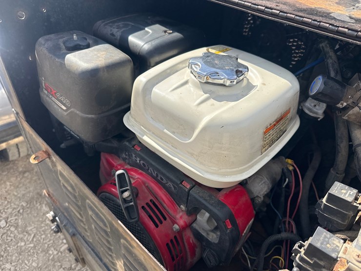 2010-massey-ferguson-8-image-28